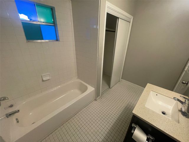 701 Elsbeth Street 201, Dallas, TX 75208