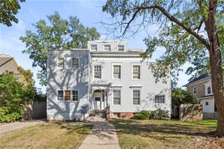 3933 Warwick Boulevard, Kansas City, MO 64111