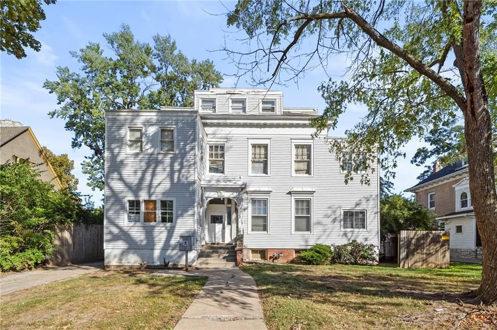 3933 Warwick Boulevard, Kansas City, MO 64111