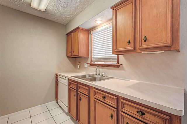 17103 Blackhawk Boulevard, Friendswood, TX 77546