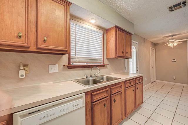17103 Blackhawk Boulevard, Friendswood, TX 77546