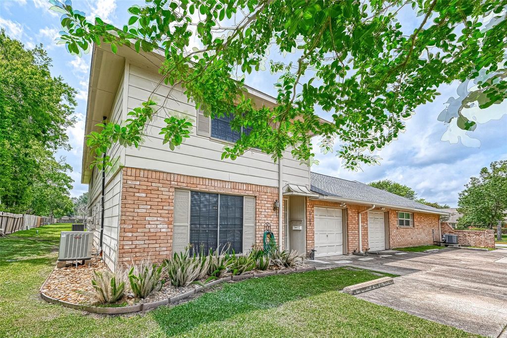 17103 Blackhawk Boulevard, Friendswood, TX 77546