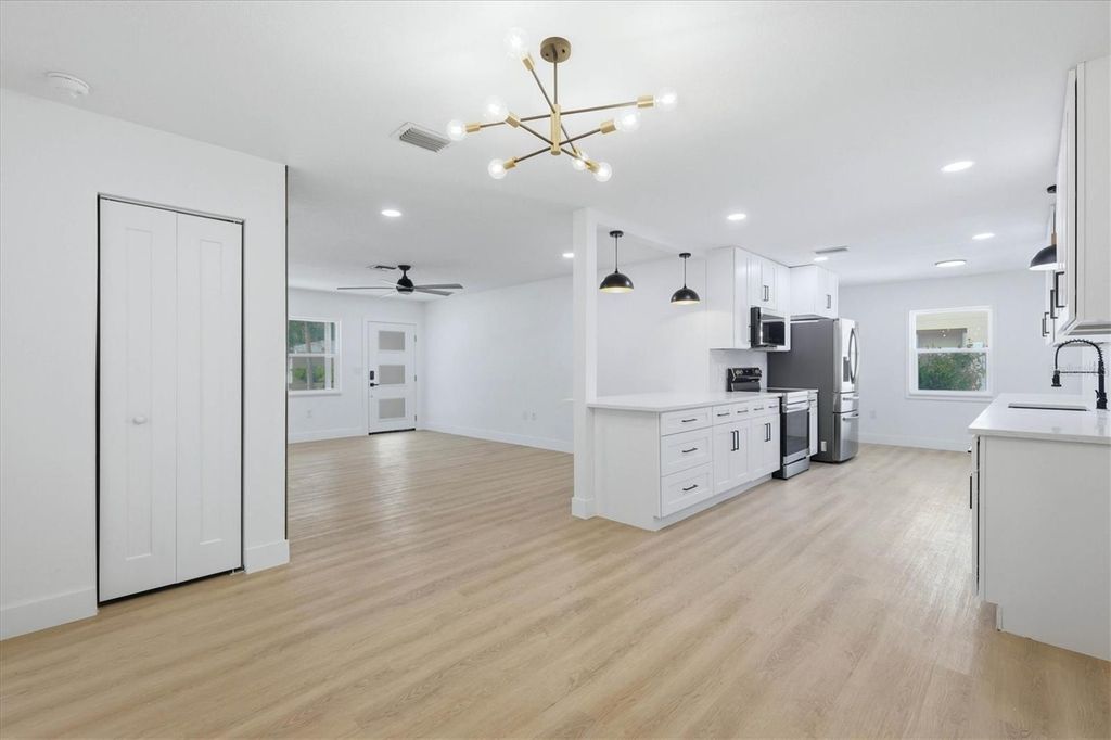 Image 11 of property listing at 4420 W BAY COURT AVENUE, Tampa, FL 33611