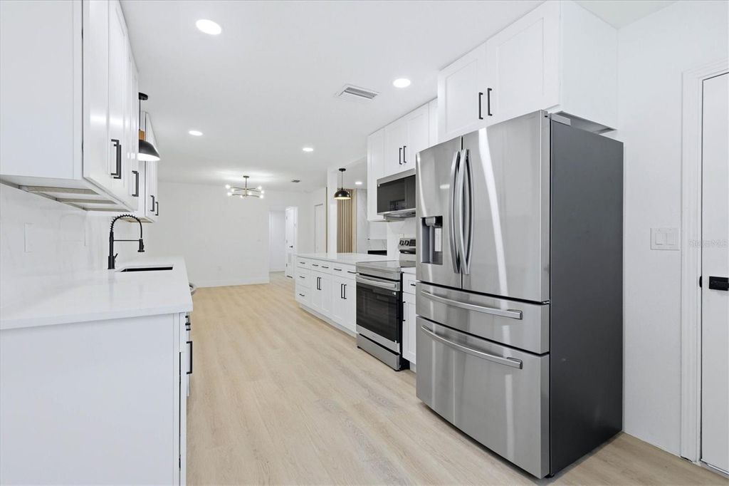 Image 14 of property listing at 4420 W BAY COURT AVENUE, Tampa, FL 33611