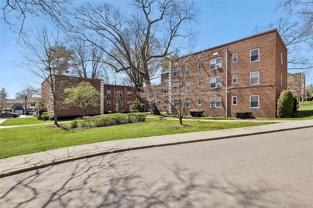 1 Edwards Street 3C, Roslyn Heights, NY 11577