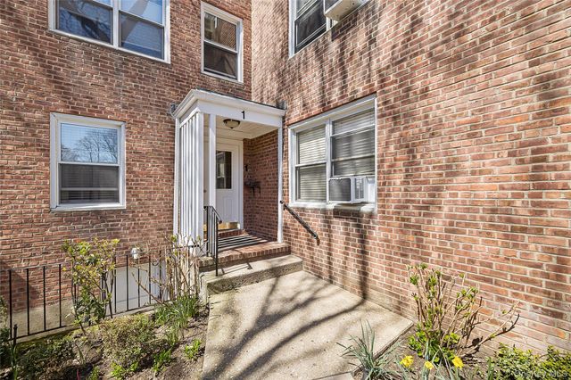 1 Edwards Street 3C, Roslyn Heights, NY 11577
