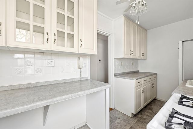1 Edwards Street 3C, Roslyn Heights, NY 11577