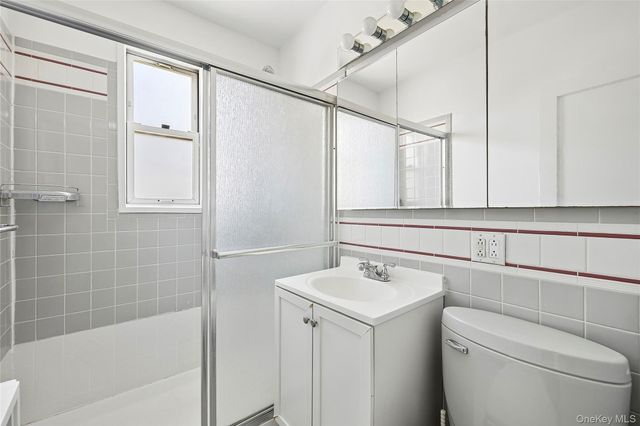 1 Edwards Street 3C, Roslyn Heights, NY 11577