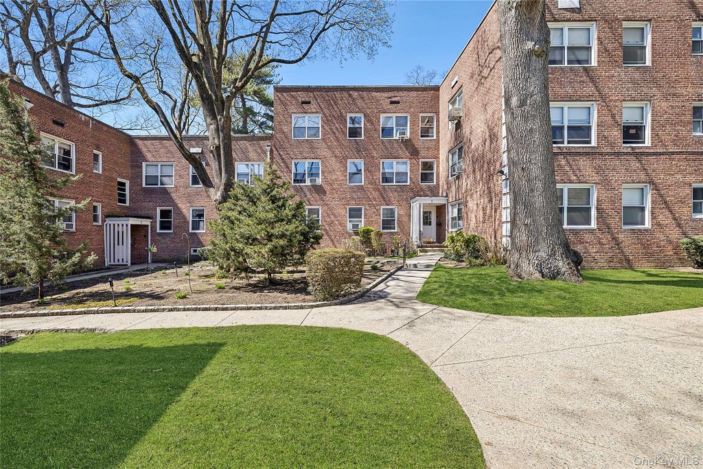 1 Edwards Street 3C, Roslyn Heights, NY 11577