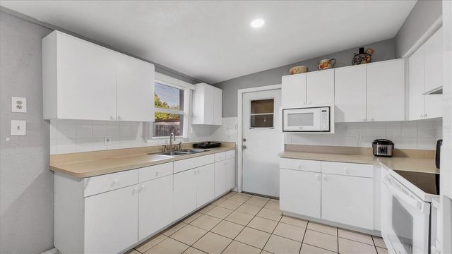 7808 PARISH PLACE, Tampa, FL 33619