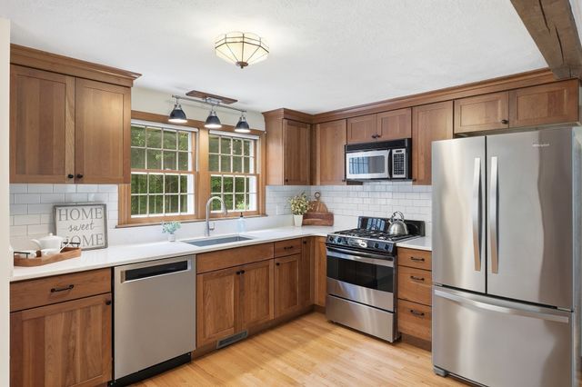 10 Beaver Dam Dr, Westford, MA 01886
