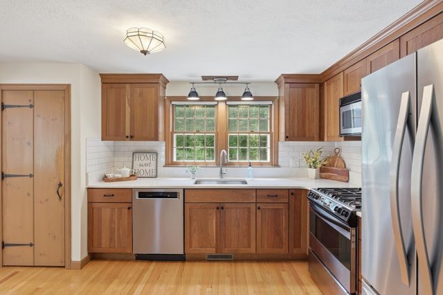 10 Beaver Dam Dr, Westford, MA 01886