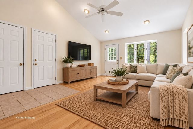 10 Beaver Dam Dr, Westford, MA 01886