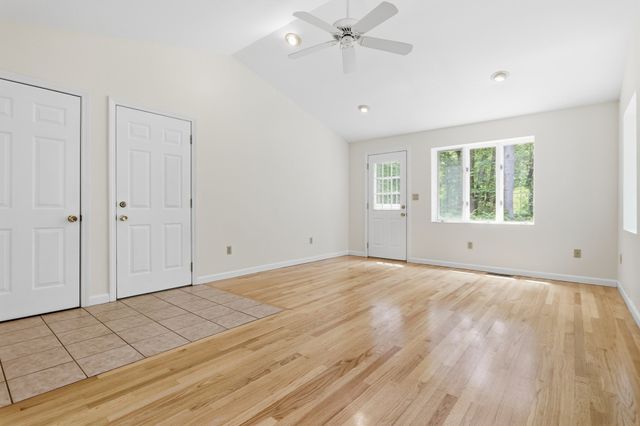 10 Beaver Dam Dr, Westford, MA 01886