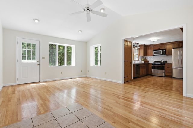 10 Beaver Dam Dr, Westford, MA 01886