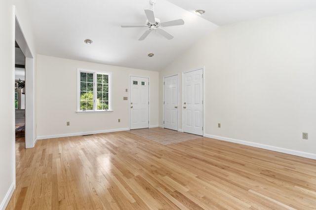 10 Beaver Dam Dr, Westford, MA 01886