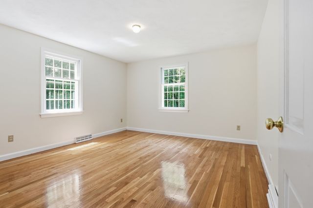 10 Beaver Dam Dr, Westford, MA 01886