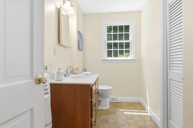 10 Beaver Dam Dr, Westford, MA 01886