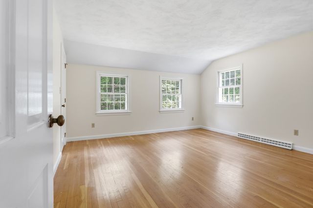 10 Beaver Dam Dr, Westford, MA 01886