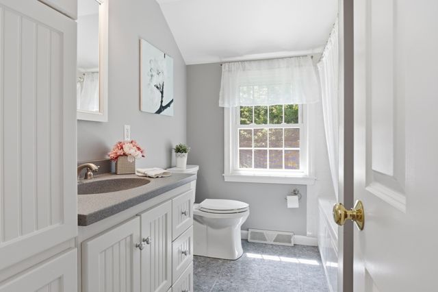 10 Beaver Dam Dr, Westford, MA 01886