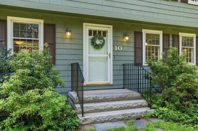 10 Beaver Dam Dr, Westford, MA 01886