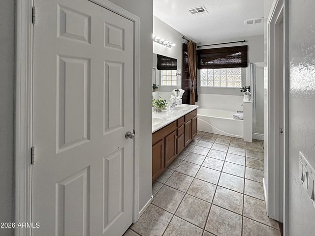3078 S SOUTHWIND Drive, Gilbert, AZ 85295