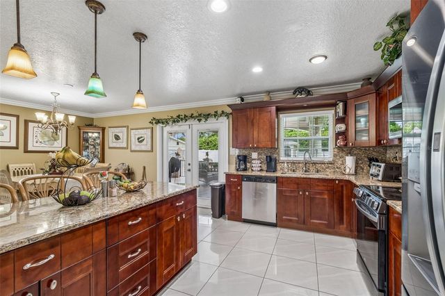 9406 W FLORA STREET, Tampa, FL 33615