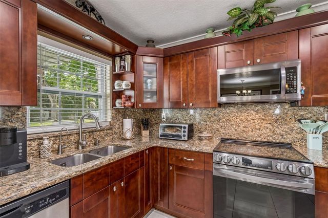 9406 W FLORA STREET, Tampa, FL 33615