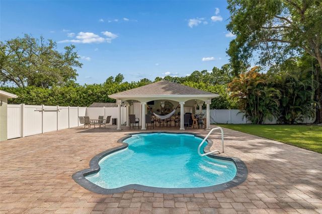 9406 W FLORA STREET, Tampa, FL 33615