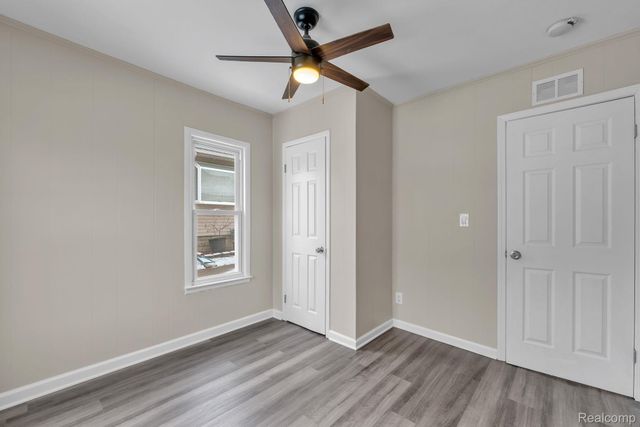 304 W Kalama Avenue, Madison Heights, MI 48071