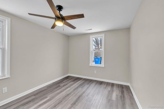 304 W Kalama Avenue, Madison Heights, MI 48071