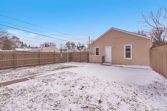 304 W Kalama Avenue, Madison Heights, MI 48071