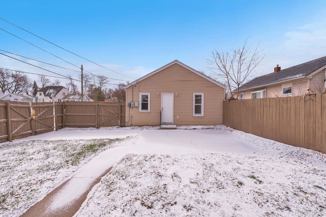 304 W Kalama Avenue, Madison Heights, MI 48071