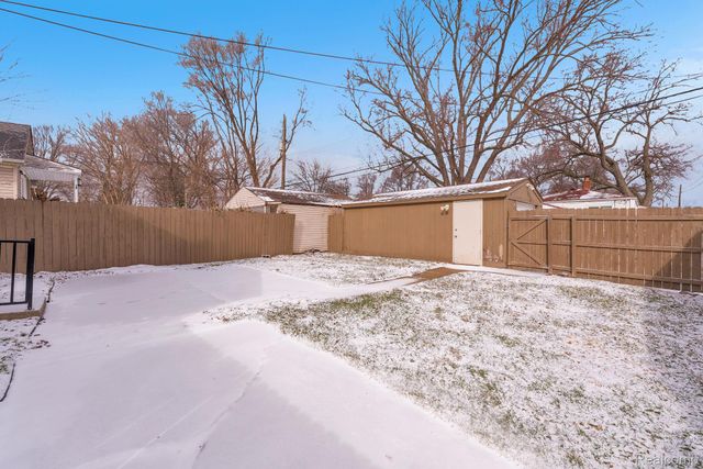 304 W Kalama Avenue, Madison Heights, MI 48071