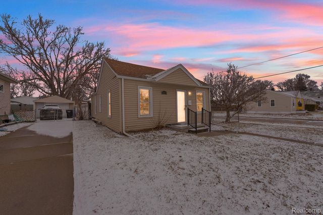 304 W Kalama Avenue, Madison Heights, MI 48071