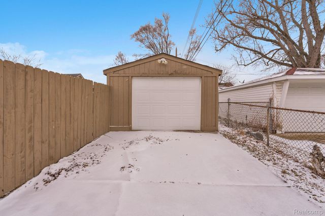 304 W Kalama Avenue, Madison Heights, MI 48071