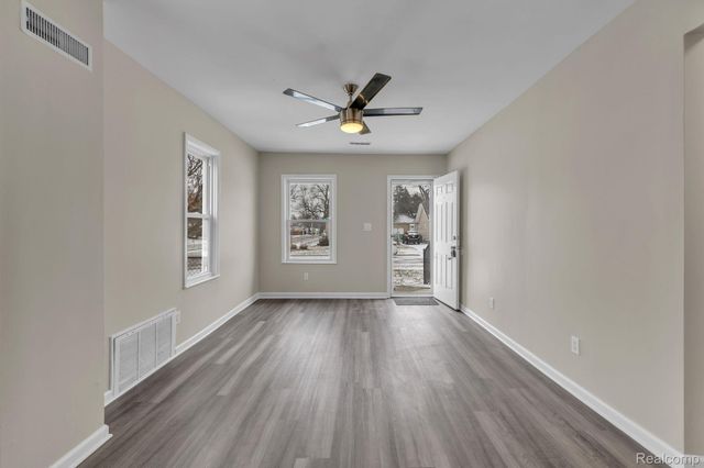 304 W Kalama Avenue, Madison Heights, MI 48071