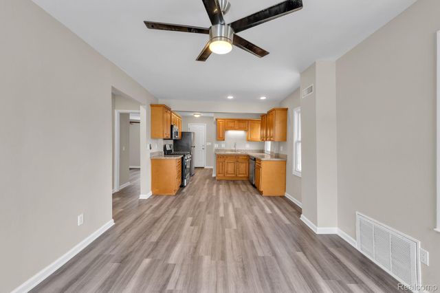 304 W Kalama Avenue, Madison Heights, MI 48071