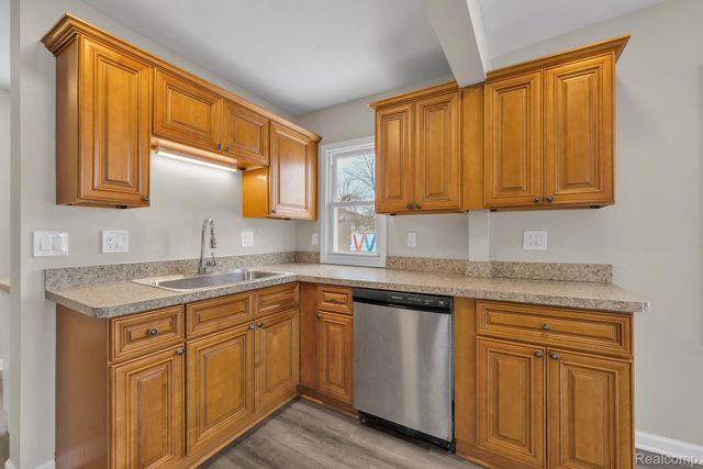 304 W Kalama Avenue, Madison Heights, MI 48071