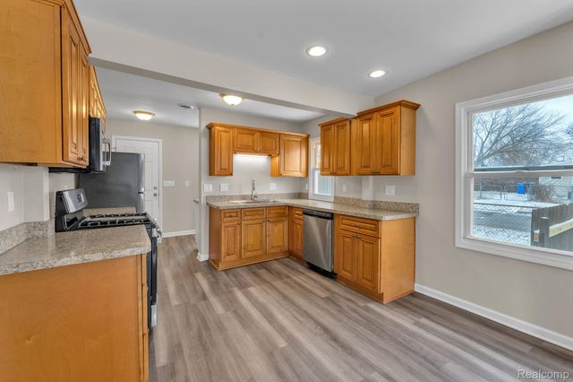 304 W Kalama Avenue, Madison Heights, MI 48071