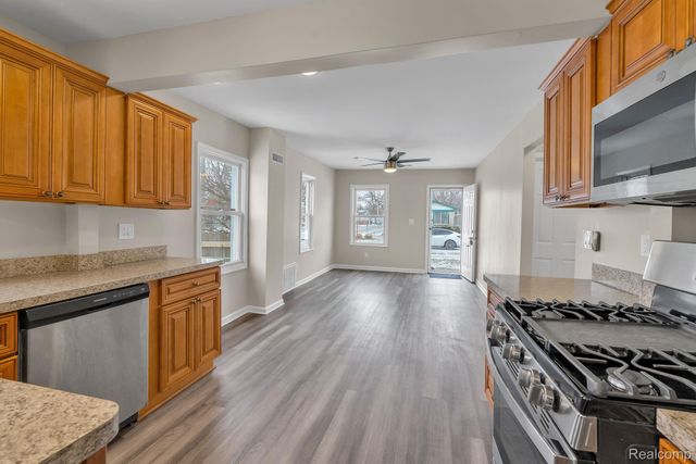 304 W Kalama Avenue, Madison Heights, MI 48071