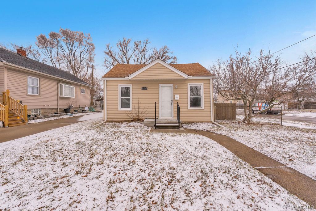 304 W Kalama Avenue, Madison Heights, MI 48071