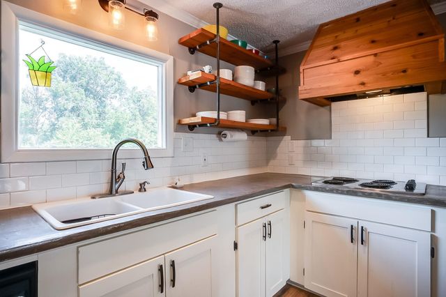 206 W Fernell St, Derby, KS 67037