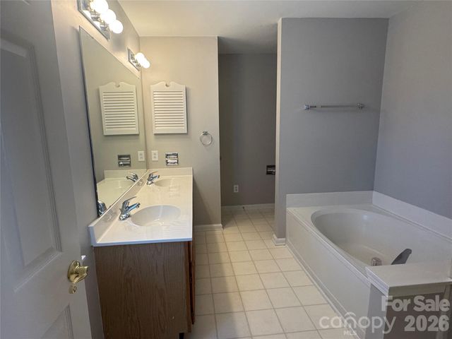 8817 Elkins Park Drive, Matthews, NC 28105