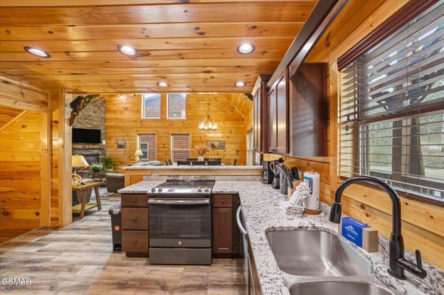 551 Blackberry Ridge Way, Pigeon Forge, TN 37863