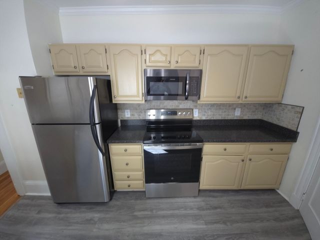 70 Leonard St 70, Dedham, MA 02026
