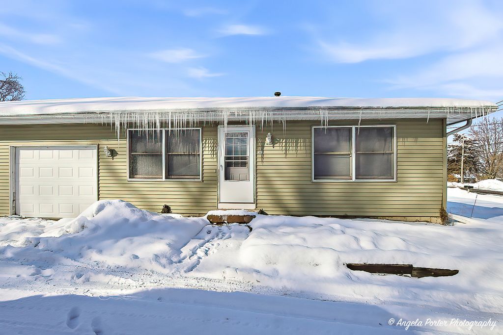 829 Washington Street 1, Woodstock, IL 60098