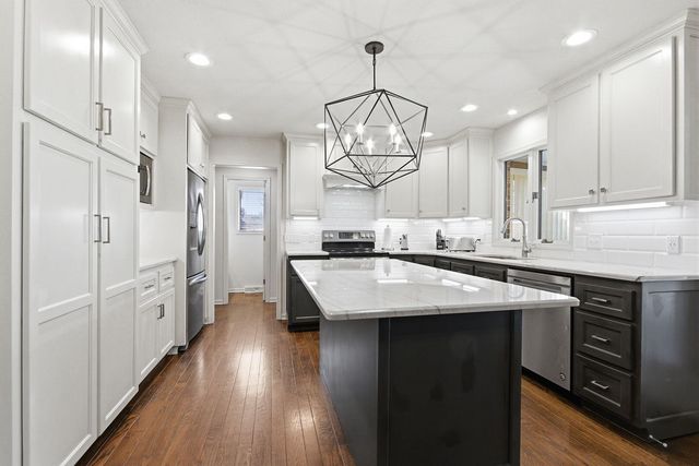 820 PIN OAK TERR, Jefferson City, MO 65109