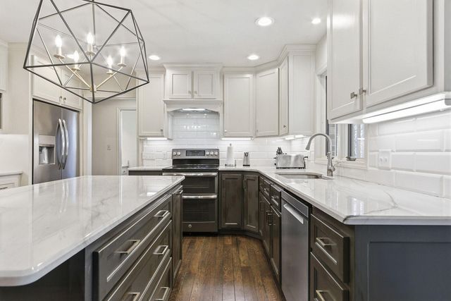 820 PIN OAK TERR, Jefferson City, MO 65109