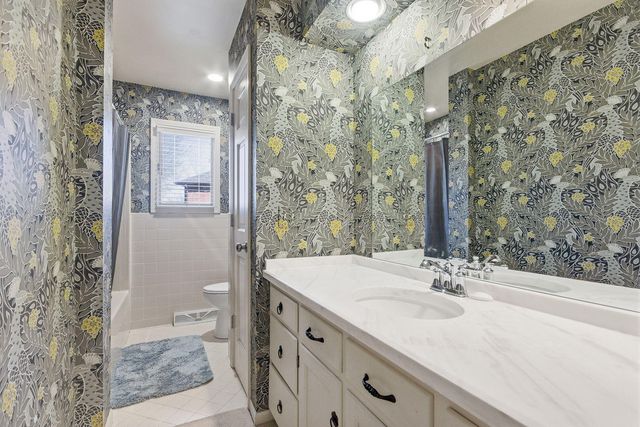 820 PIN OAK TERR, Jefferson City, MO 65109